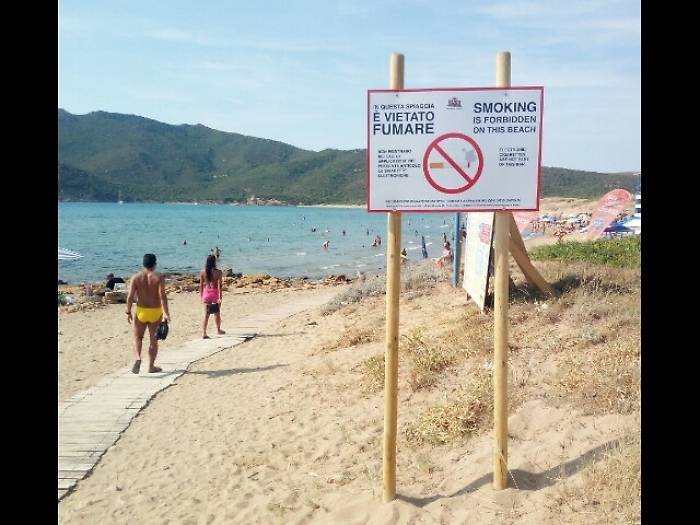 Prime multe in spiagge sarde a chi fuma