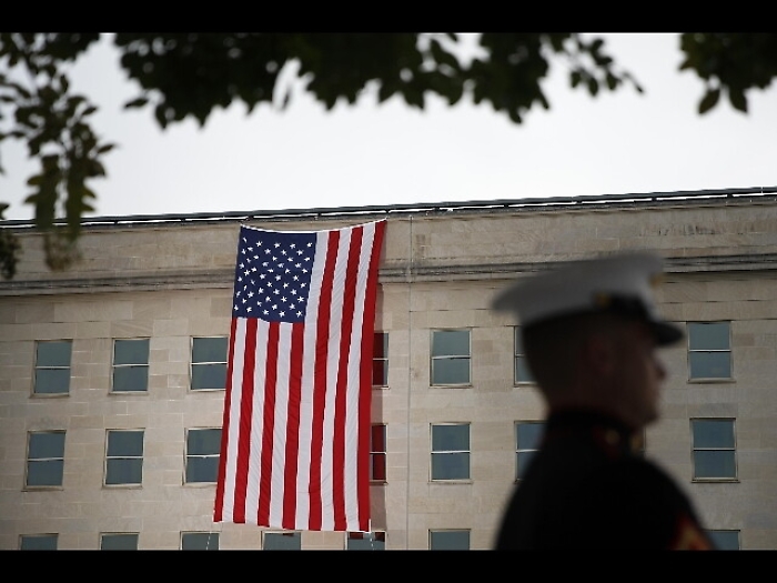 11/9:Trump e Melania, minuto di silenzio