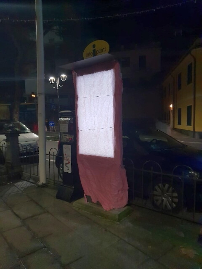 Video porno su info-totem cittadino