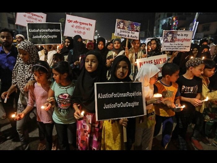 Indiana stuprata, si suicida col fuoco