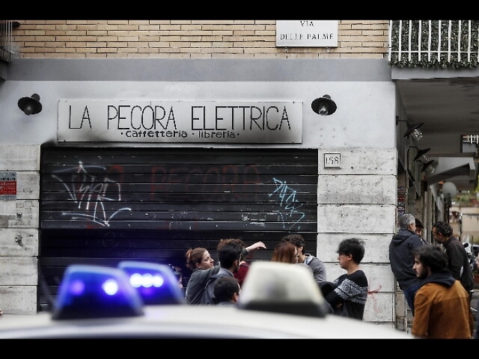 Rogo libreria, la solidariet&agrave; di Bologna