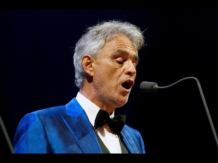 Bocelli-Pablito-Moss cantano Battisti