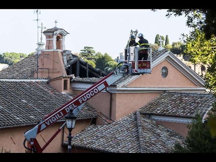 Crollo in chiesa: sos pioggia, al lavoro