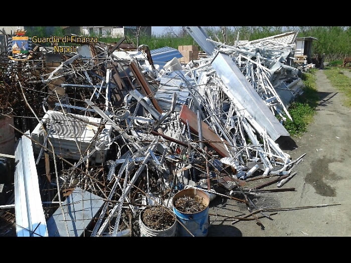 Rifiuti:200 tonnellate in fondo agricolo