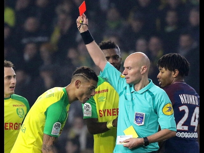 Sgambetto a giocatore, sospeso arbitro