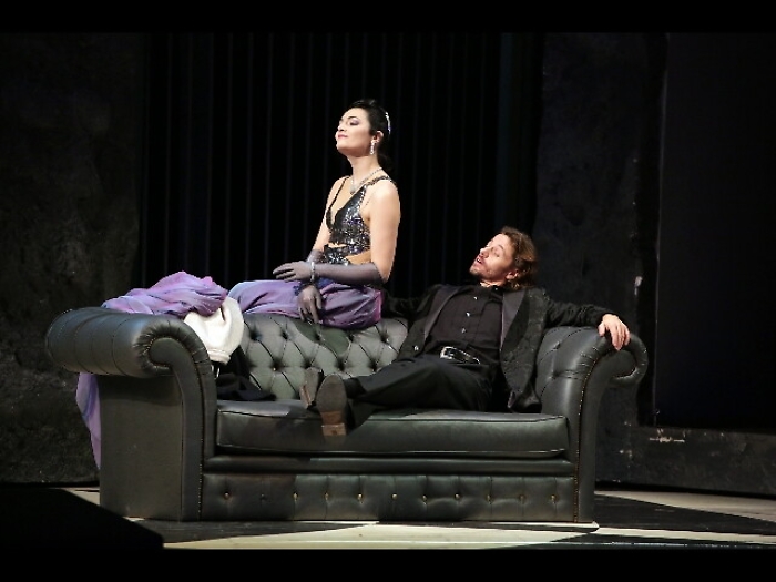 Scala, Pipistrello debutta a 144 anni