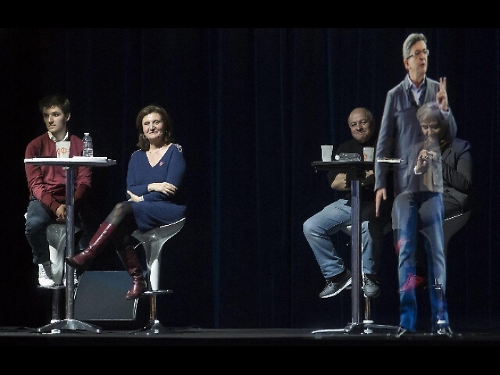 M&eacute;lenchon a Parigi in versione ologramma