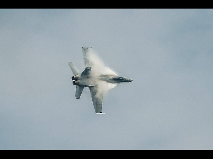 Caccia F18 si schianta vicino a Madrid