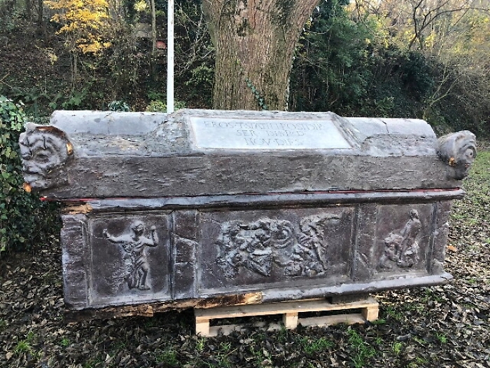 'C'&egrave; un sarcofago', ma era riproduzione