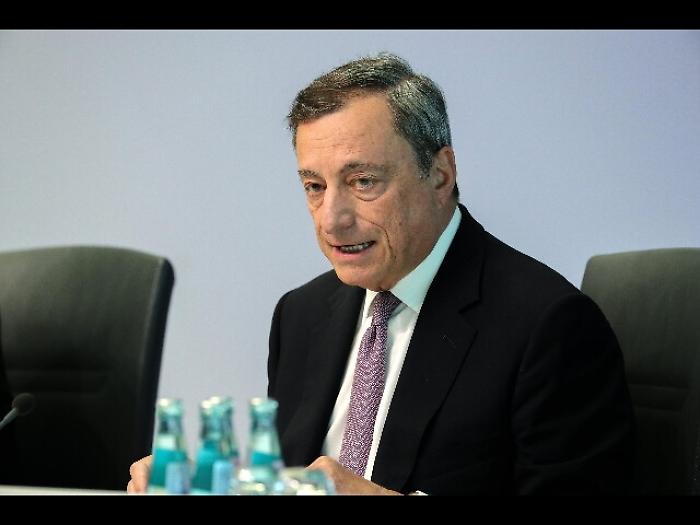 Cambi: euro in calo  a 1,1816 dollari