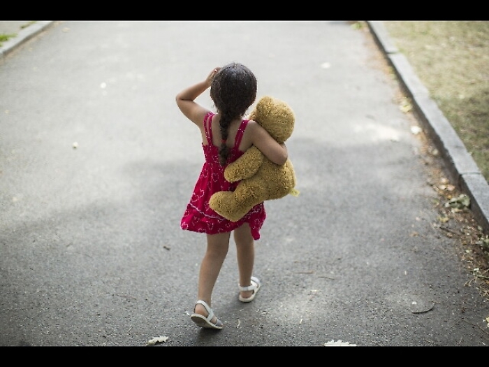 Appicca rogo e chiude figlia in casa