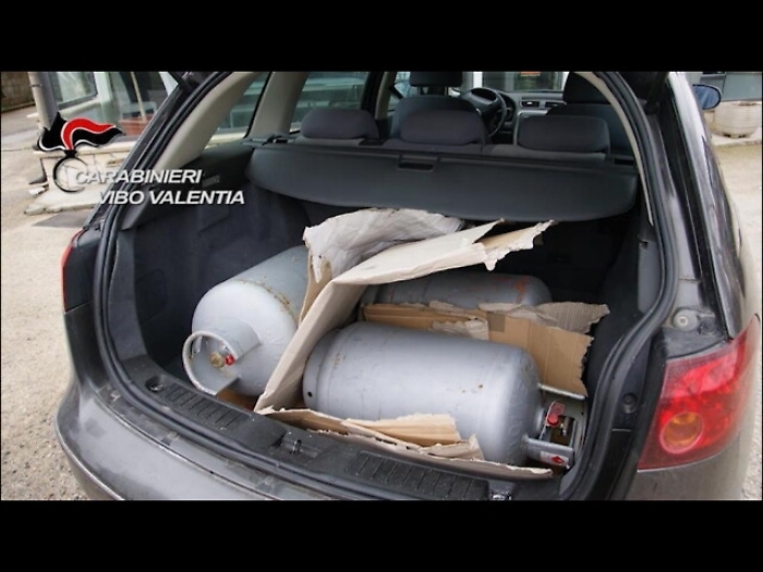 Tenta attentato contro negozio figlio