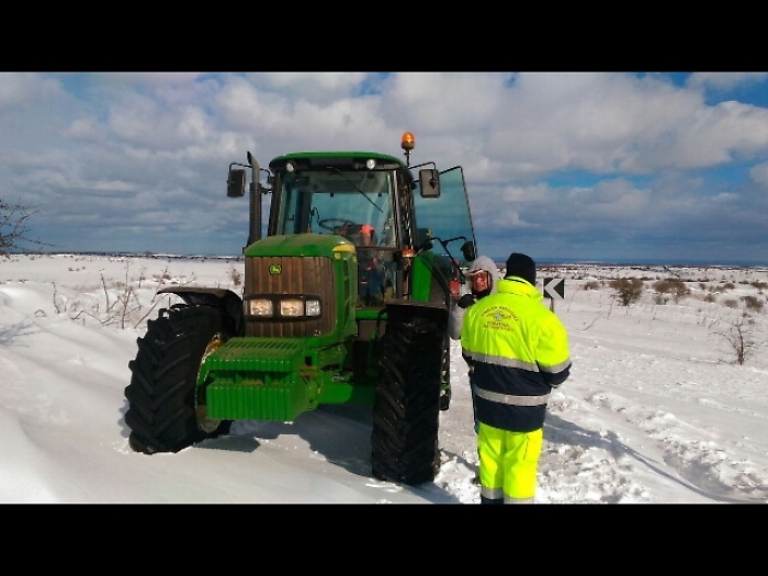 Neve: ostetrica in ospedale con trattore