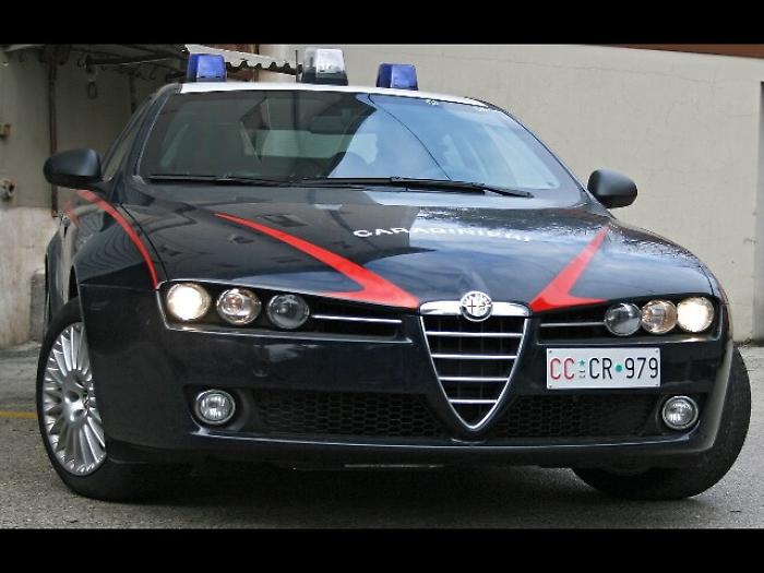 Tenta strangolare moglie, poi si uccide