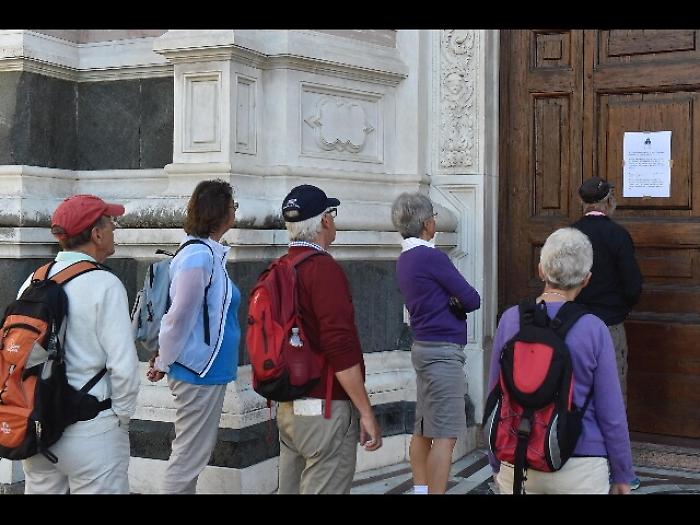 Fiore davanti S.Croce, chiusa per lutto