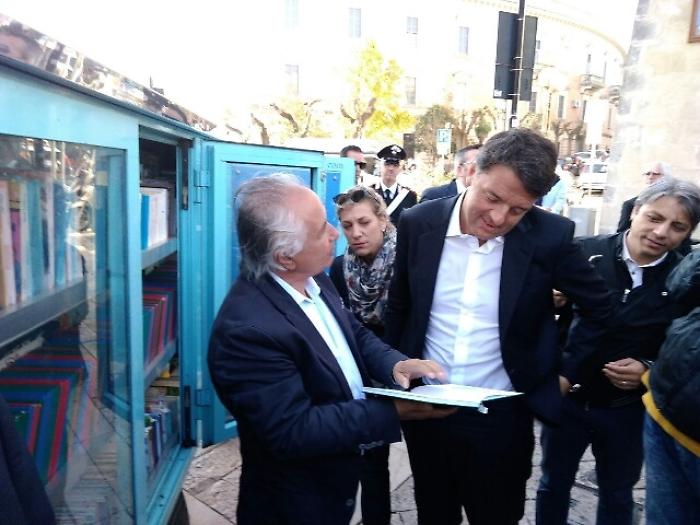 Renzi a bordo del "Bibliomotocarro"