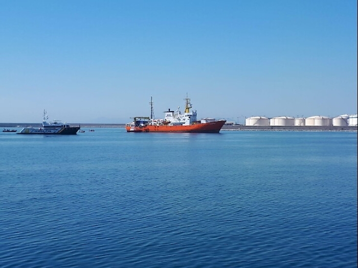 Migranti: Unhcr, fate lavorare le Ong