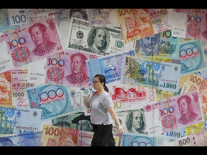 Cambi: euro stabile a 1,1049 dlr