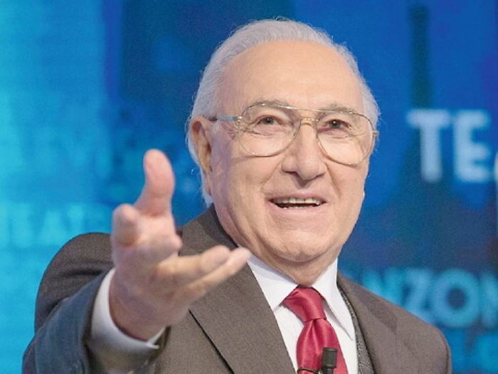 "E' morto Pippo Baudo" ma &egrave; una "bufala". Il presentatore: &laquo;Faccio corna&raquo;