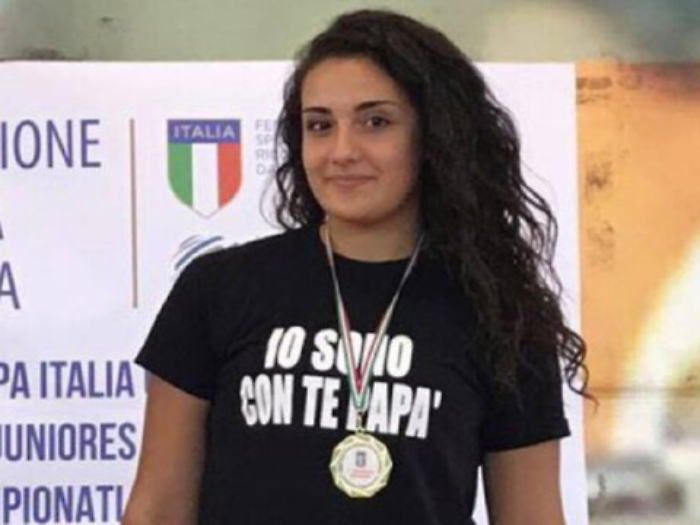 La figlia dell'ispettore Licari oro con la maglietta per pap&agrave;