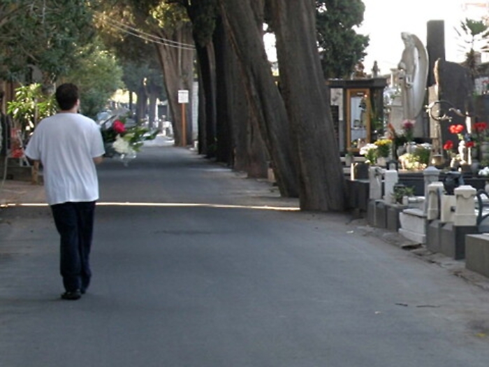 &laquo;Il cimitero chiude&raquo;: presi a randellate