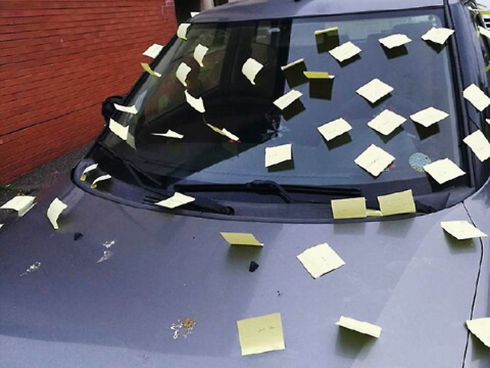 Auto tappezzata da post-it per dire "scusa" e il paese si ferma a leggerli