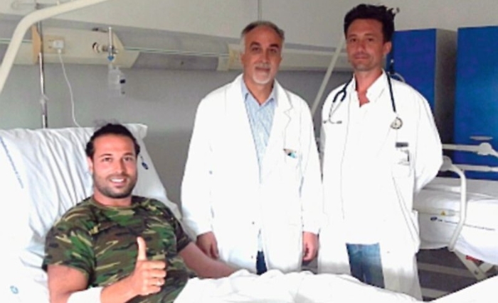 Vipera lo morde mentre raccoglie funghi: la cattura e va in ospedale