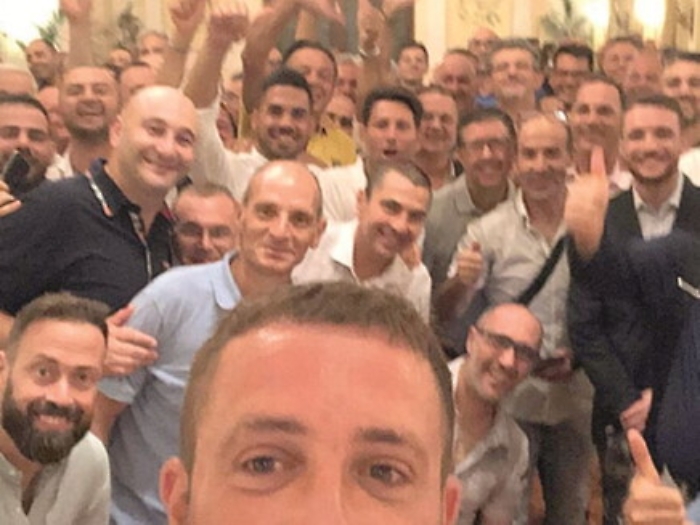 Taormina, l'addio (un po' troppo affollato) al capitano dell&rsquo;Arma e senza mascherine