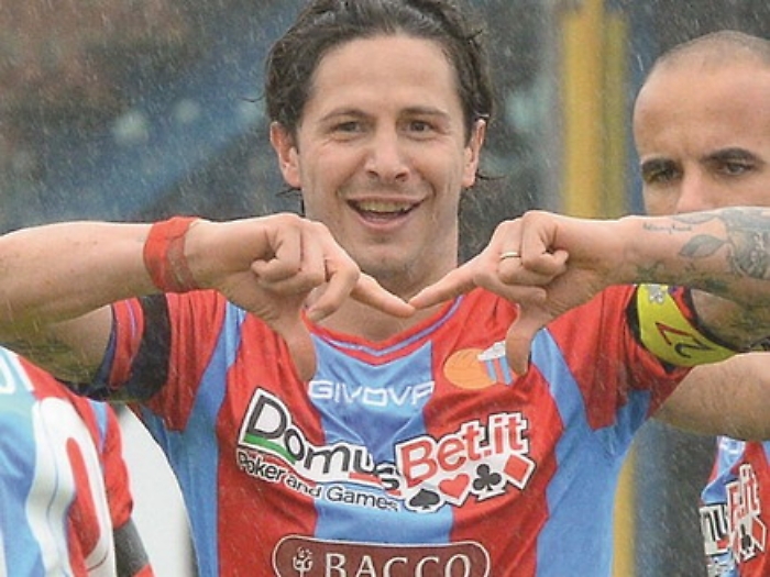 Biagianti: all&rsquo;asta le maglie di Catania e Fiorentina per il Banco Alimentare