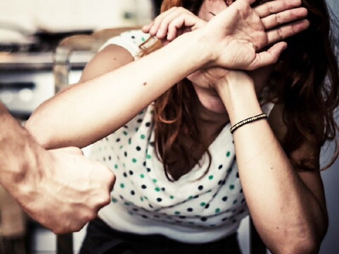 Riposto, pesta la ex e tenta di arrotarla: preso