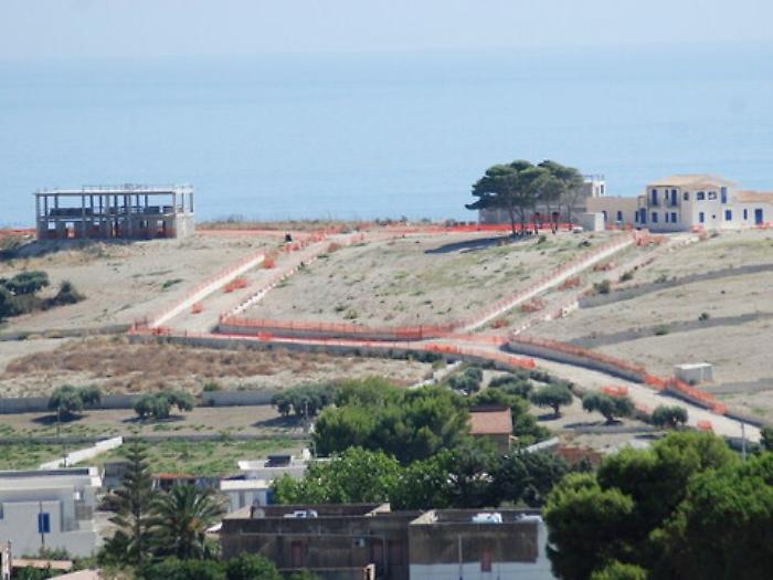 Lottizzazione per realizzare villette a ridosso della Scala dei Turchi: dodici indagati