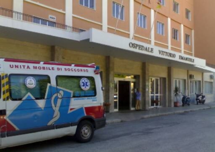 Gela, per festeggiare nascita del figlio spara fuochi d'artificio sul tetto dell'ospedale