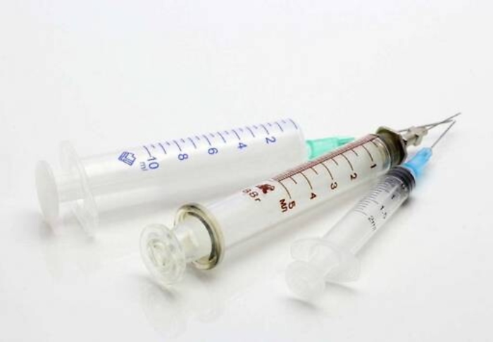 Turista punta da una siringa mentre passeggiava: trasportata in ospedale