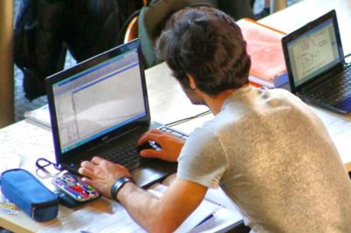 Sesso: giovani maschi italiani sempre pi&ugrave; soli, incerti e internettiani