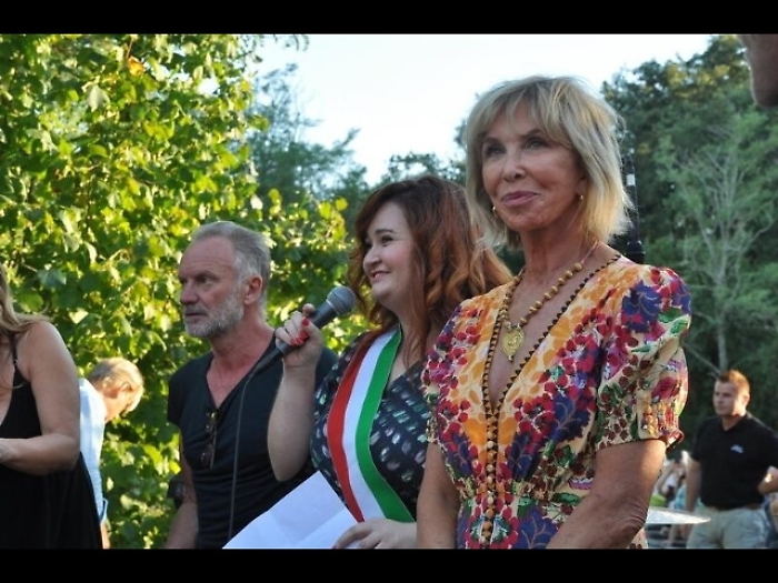 Sting cittadino onorario paese toscano