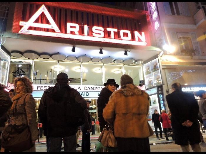 Sanremo: arcobaleno a ingresso Ariston