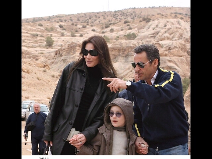 Figlio Carla Bruni schierato con Frexit