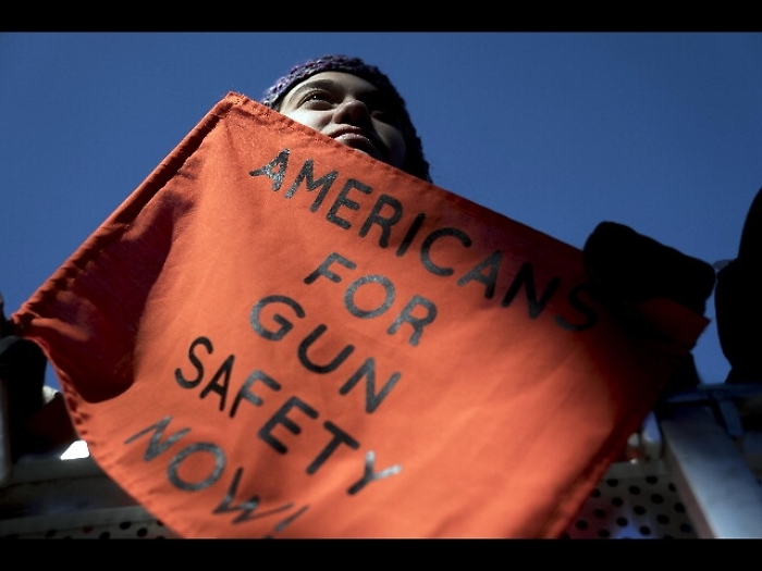 Usa, via libera a più controlli su armi