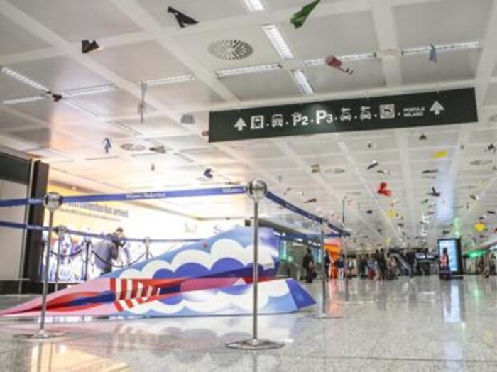 Ufo a Malpensa, centinaia di aeroplani di carta per far volare la differenziata