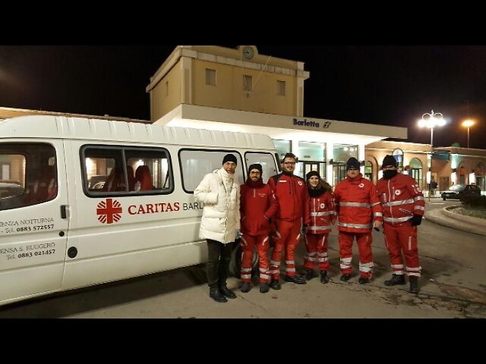 Volontario dona suoi vestiti a profugo