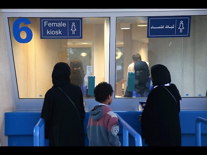 Arabia Saudita: 'abaya non necessaria'