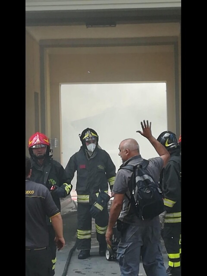 Fiamme in officina Torino, 2 in ospedale