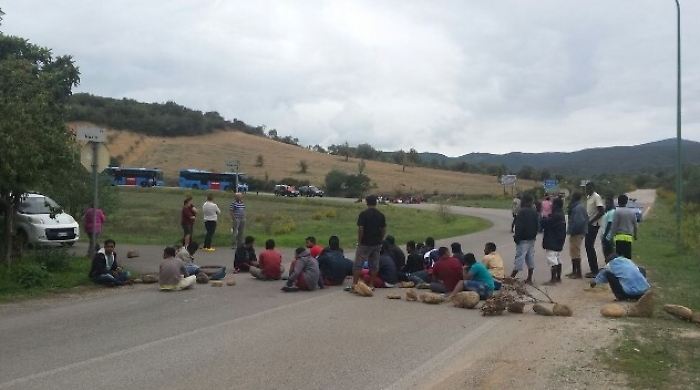 Gruppo di migranti blocca per tre la SS115 nell'Agrigentino