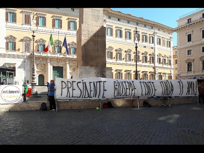Striscione pro Conte a Montecitorio