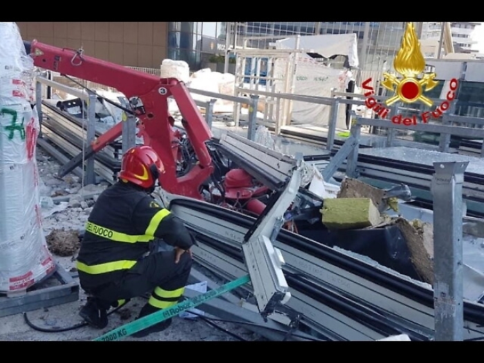 Gru precipita da 29/o piano a Milano