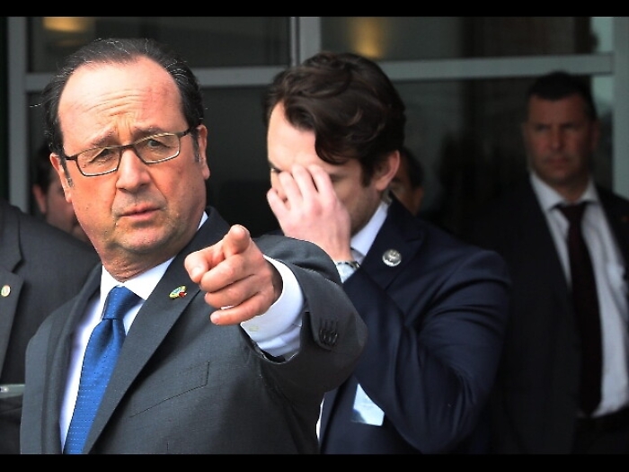 Hollande,rispondere con fermezza a Trump