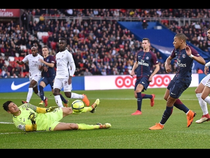 Francia: 5-0 al Metz, il PSG vola