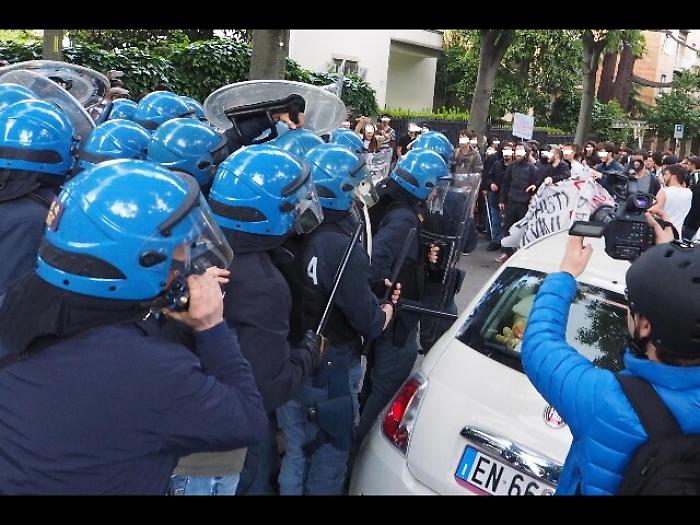 Treviso,protesta antagonisti stand Lega