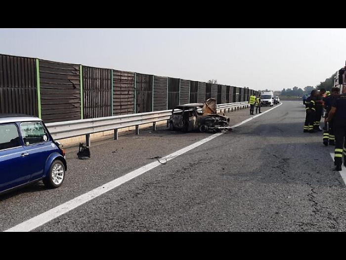 Auto in fiamme, morti padre e figlia