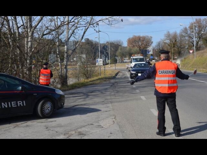 Donna uccisa nel Senese, si cerca marito